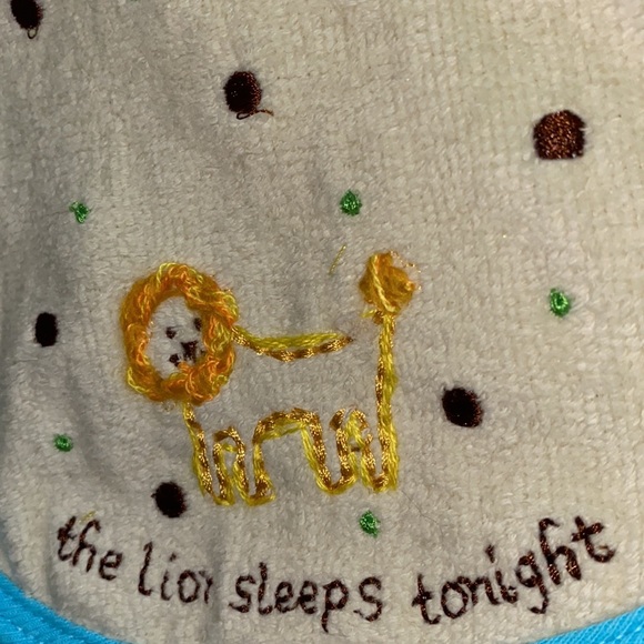 NEW 60’s lyrics “the lion sleeps tonight” baby bib - Picture 4 of 6